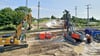 Eine kleinere Drehbohranlage (rechts) ist notwendig, um die Stahlgeflechte für die Bohrpfähle mit dem nötigen Sicherheitsabstand von drei Metern zu den Speiseleitungen der Bahn in die Erde zu bringen. Sie bilden das Fundament für den Neubau der Kanonenbrücke in der Lüderitzer Straße in Stendal.