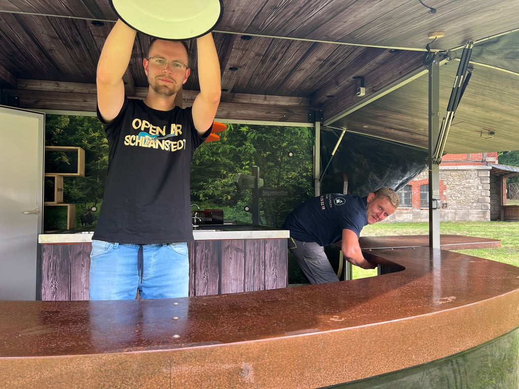 Nico Pförtner und Carlo Schulze beim Aufbau des Bierwagens.