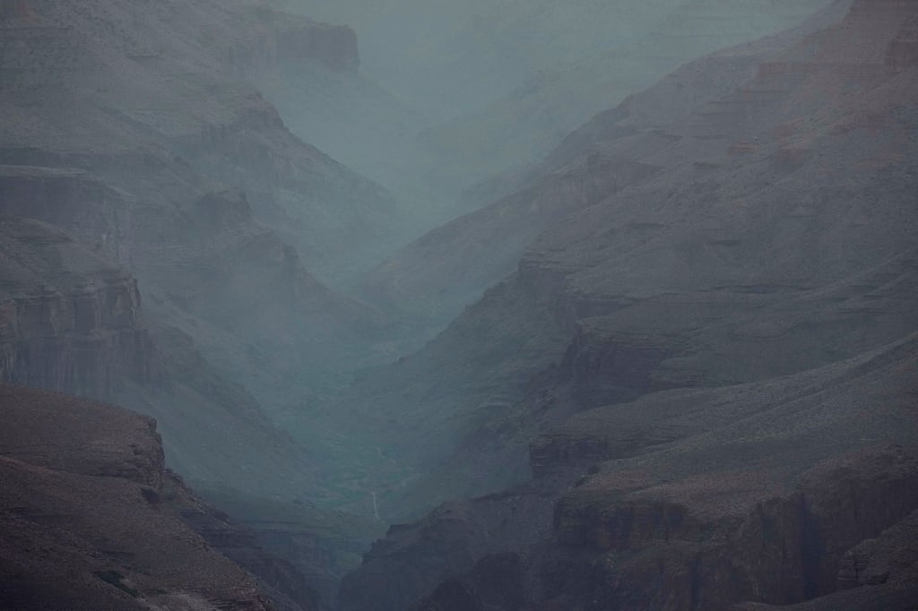 Der Rauch des Dragon Bravo Feuers zieht im Grand Canyon National Park in Arizona vom North Rim den Grand Canyon hinunter.