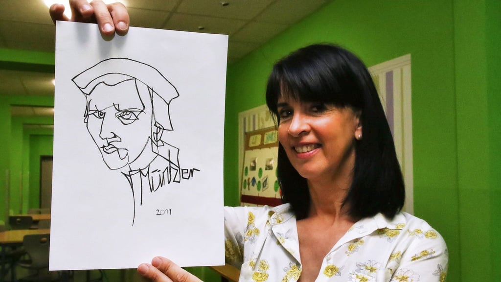Kunstlehrerin Gudrun Jaros 2018 mit dem Müntzer-Porträt, das sie für den Giebel der Sekundarschule "Thomas Müntzer" in Allstedt entworfen hat.