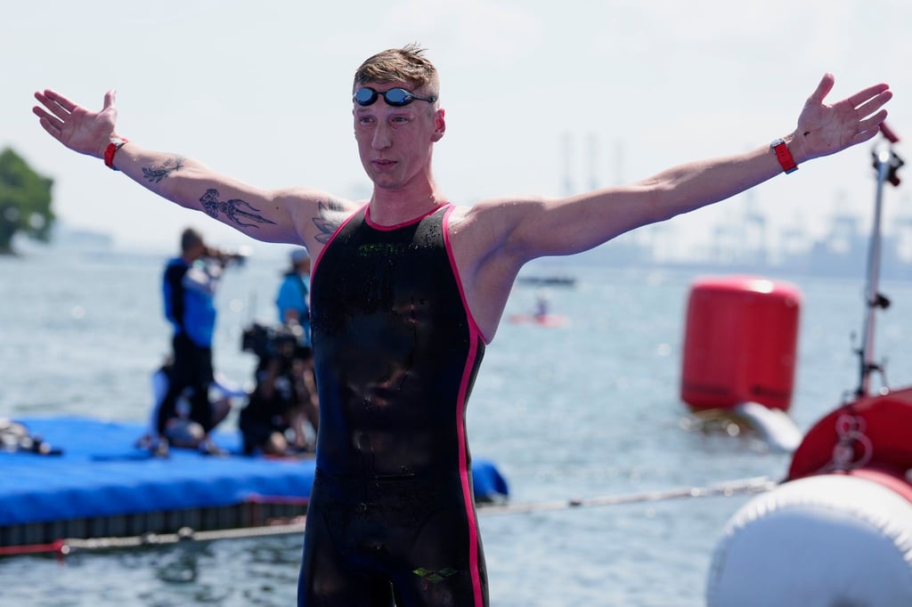 Florian Wellbrock feiert seinen WM-Titel.