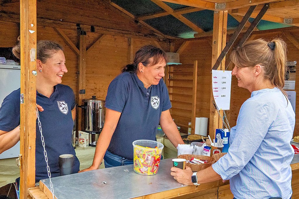 Die Vorsitzende des RV Laucha, Anja Stiller (Mitte), und deren Mitstreiterin Diana Knoll (l.) beim Springturnier vor zwei Jahren an der Unstrut im Gespräch mit Sponsorin Kirsten Tänzer von der Firma LeHa.