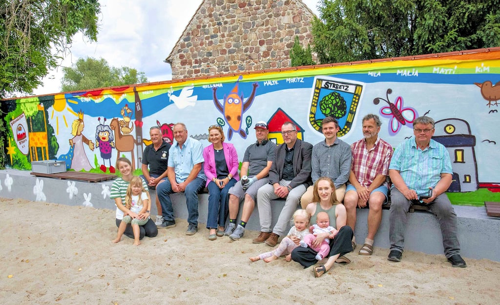 Der Spielplatz Streetz in neume Glanz: Aus der alten, vermossten Mauer wurde ein farbenfroher, lustiger Comic aus Kinderhand.
