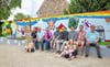 Der Spielplatz Streetz in neume Glanz: Aus der alten, vermossten Mauer wurde ein farbenfroher, lustiger Comic aus Kinderhand. 