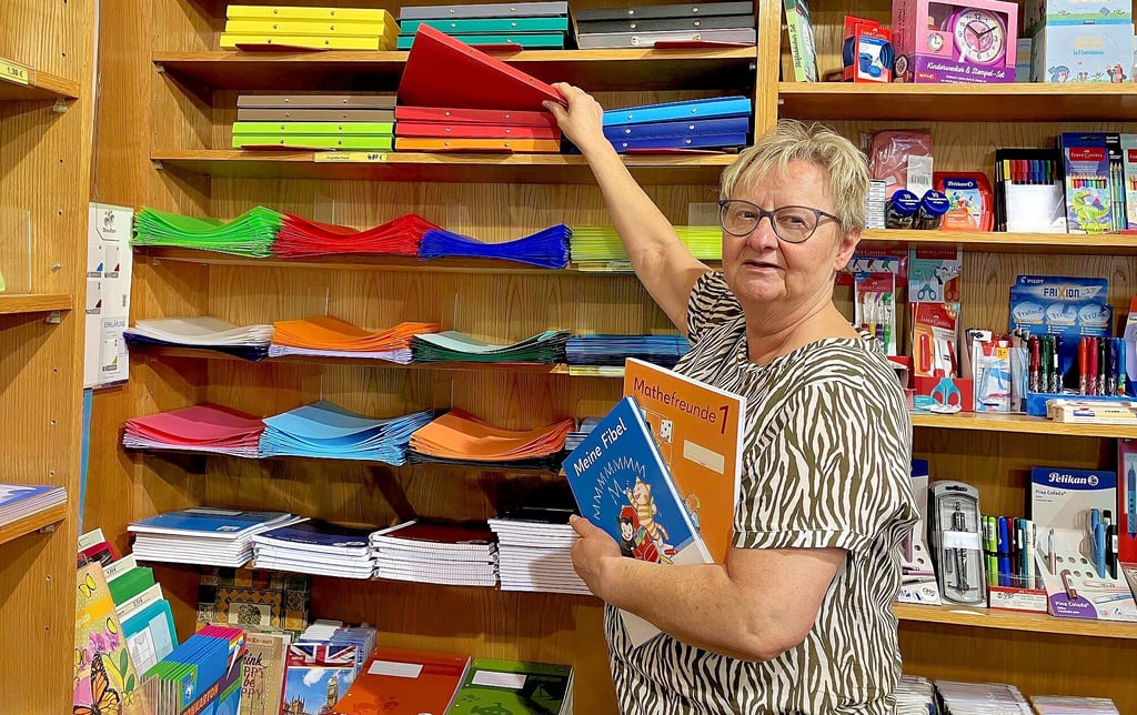 Gabriele Hinzdorf hat neben den Büchern auch vieles andere für den Schulbedarf.