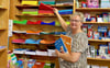 Gabriele Hinzdorf hat neben den Büchern auch vieles andere für den Schulbedarf.