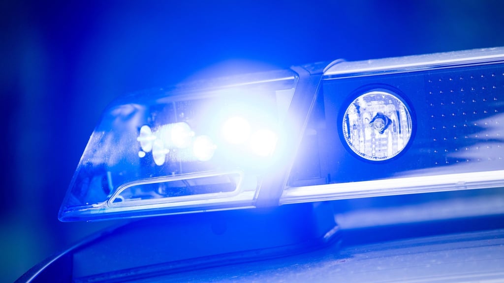 Eine 19-jährige Autofahrerin hat sich mehrfach überschlagen, nachdem sie über die Mittelinsel des Kreisverkehrs bei Bülstringen gefahren war.