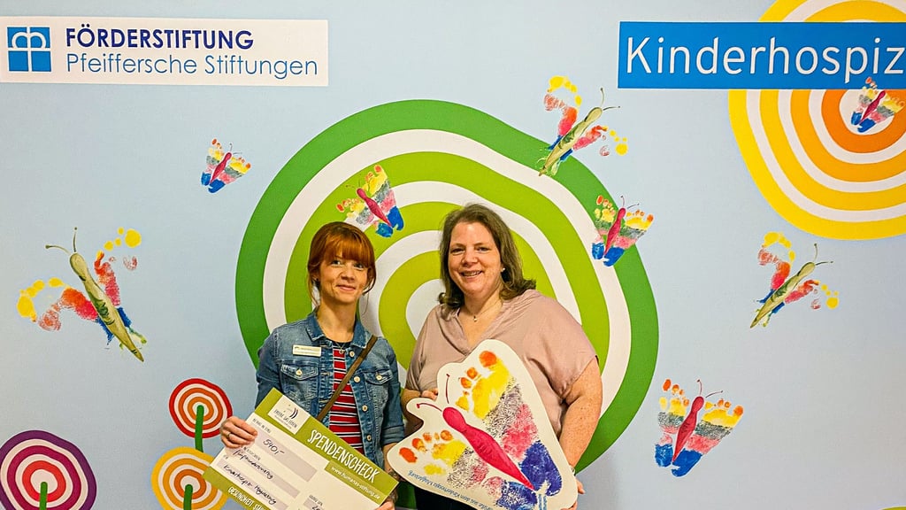 Stellvertretend für die Wohnpark-Teams aus Colbitz und Schackensleben besucht Mandy Heyer (l.), stellvertretende Pflegedienstleiterin des Humanas-Wohnparks in Colbitz, Hanna Klingenberg, Fundraiserin der Förderstiftung Pfeiffersche Stiftungen.