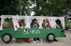 Der Kuh-Bus bringt die Schauspieler für das jeweils neue Märchen auf die Bühne.