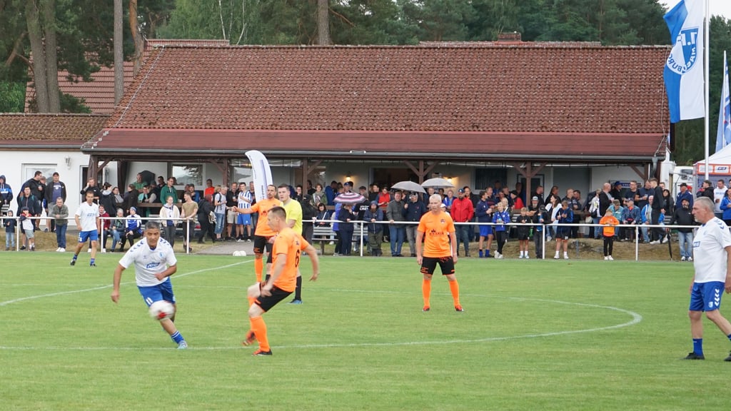 Höhepunkt des Turniers war das Finale: Die FCM-Traditionsmannschaft spielte gegen das Benefiz-Team „Schulle & Friends“.
