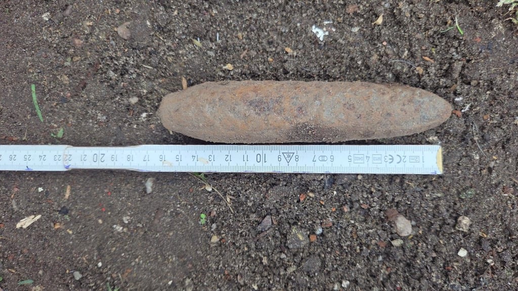 In einem Garten in Kalbe musste der Kampfmittelbeseitigungsdienst prüfen, ob es sich wirklich um eine Granate handelt.