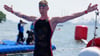 Florian Wellbrock feiert seinen WM-Titel.