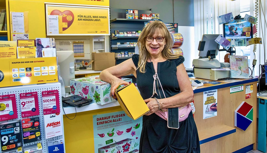 Silvia Rohde ist neue Betreiberin der Poststelle in Waldersee und ist dafür von Berlin nach Dessau gezogen.