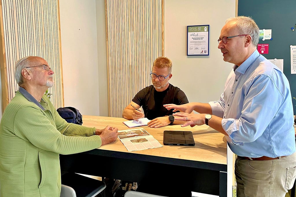 „MZ vor Ort“ in Zeitz im Coworking-Space „World of Work“ in der Innenstadt: Leser Horst Doubek (l.) im Gespräch mit MZ-Chefredakteur Marc Rath (r.) und Torsten Gerbankk, Teamleiter der Lokalredaktion Zeitz.