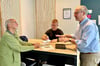 „MZ vor Ort“ in Zeitz im Coworking-Space „World of Work“ in der Innenstadt: Leser Horst Doubek (l.) im Gespräch mit MZ-Chefredakteur Marc Rath (r.) und Torsten Gerbankk, Teamleiter der Lokalredaktion Zeitz. 