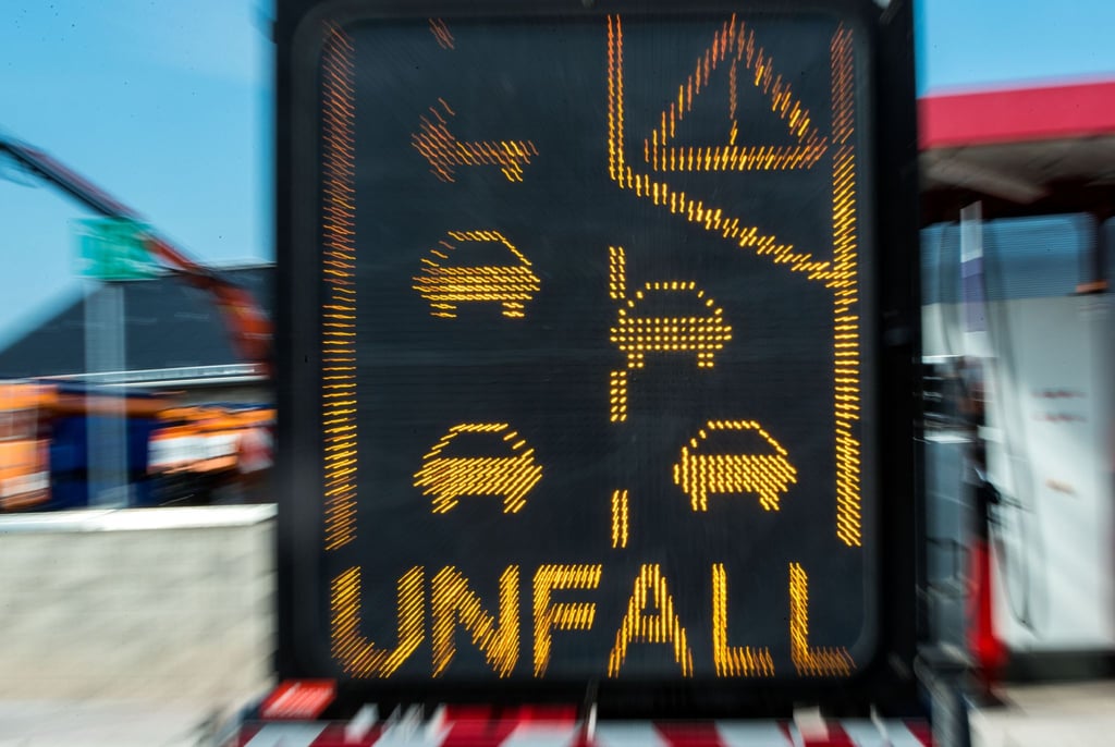 Abwechselnd einordnen: So funktioniert das Reißverschlussprinzip, und der Verkehr fließt besser.