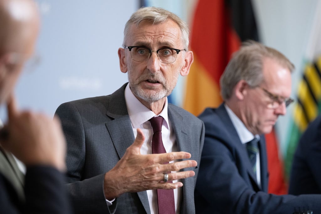 Innenminister Armin Schuster plädiert bei Zweifeln an Verfassungstreue angehender Beamter für Einzelfallprüfung (Archivbild).