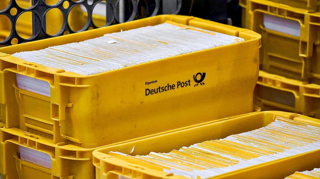 In Halle klagen seit Wochen viele Menschen über späte Zustellungen von Paketen und Briefen.
