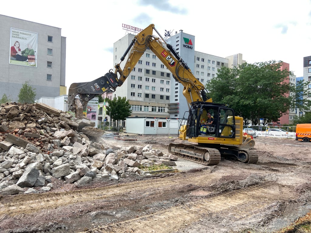In der Magdeburger Innenstadt rollen die Bagger: Die Bauarbeiten für das erste Premier Inn Hotel in Sachsen-Anhalt haben offiziell begonnen. An der Ecke Himmelreichstraße/Leiterstraße laufen derzeit die Abriss- und Baufeldfreimachungsarbeiten, mit denen der Weg für den Hotelneubau geebnet wird.