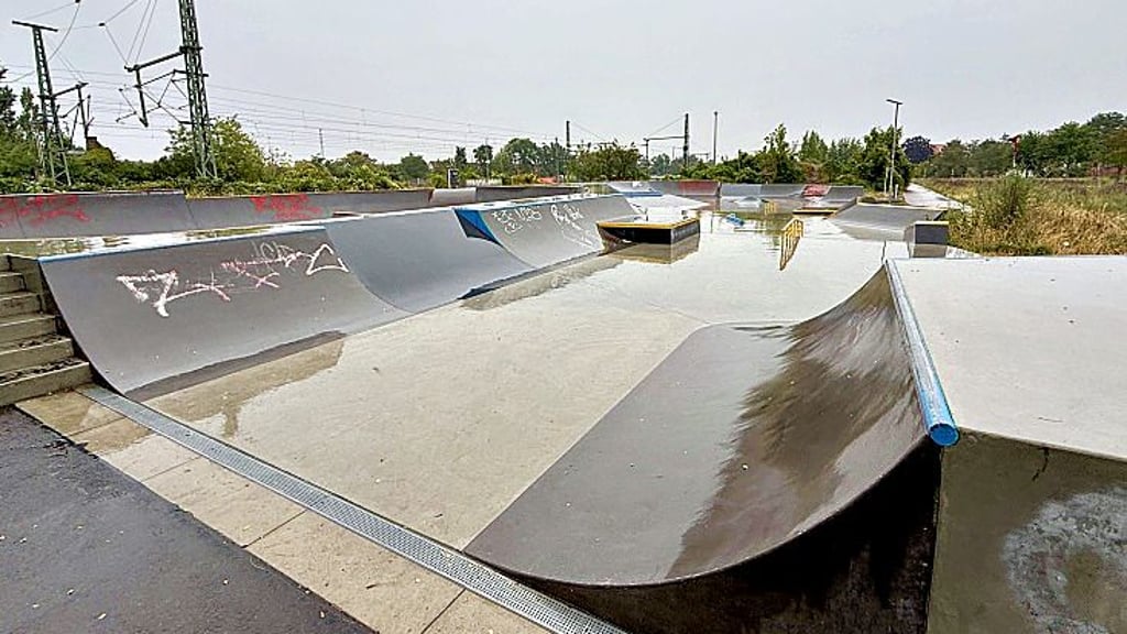 Die Skateboardanlage wird nun richtig eingeweiht.