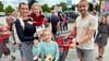 Stefanie und Cornelius Hoffmann aus Burg mit ihren Kindern Matilda und Amelie kurz vor der Eröffnung des Rewe-Supermarktes an der B1.