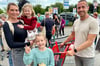 Stefanie und Cornelius Hoffmann aus Burg mit ihren Kindern Matilda und Amelie kurz vor der Eröffnung des Rewe-Supermarktes an der B1.