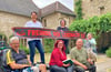 Freuen sich auf die Bernburger Lesenacht am 2. August im Kloster: Fred Falke (von links), Corinna Richter, Stephanie Eifert, Jette Jansen, Eulenmann Jens Haberland mit Virginia-Uhu Oli und Annett Anders.