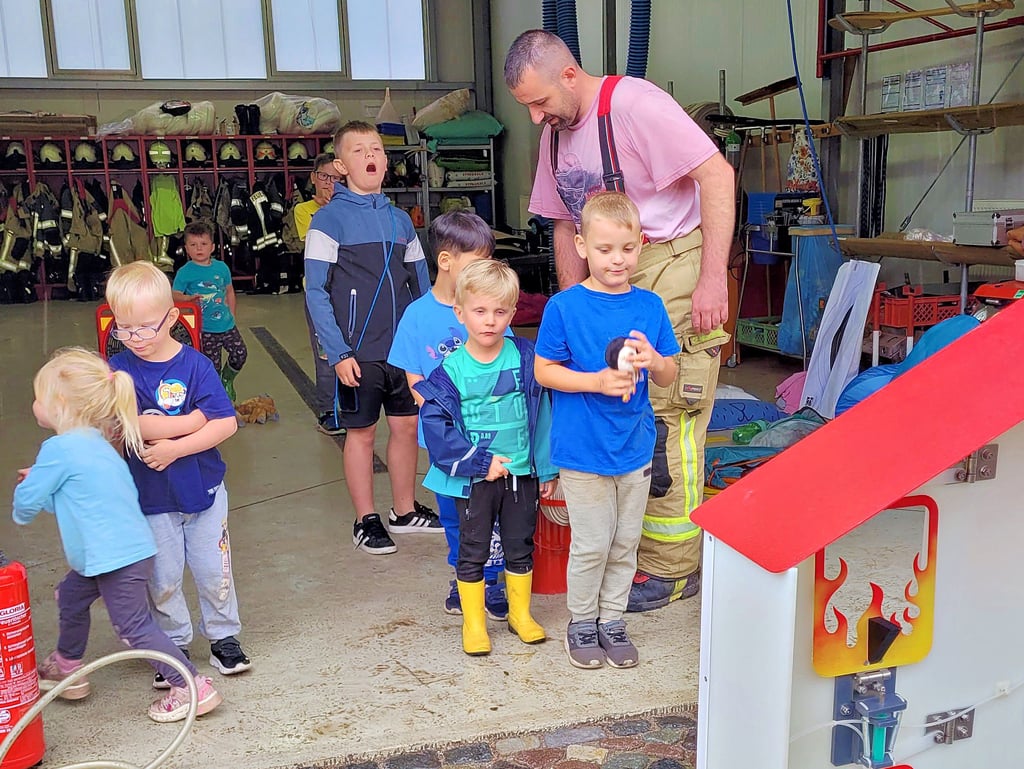 Die Feuerwehr ist immer zur Stelle. Und so boten die Kameraden aus Neugattersleben den Kindern aus der Wald-Kita „Unterschlupf“ beim Dauerregen..
