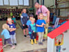 Die Feuerwehr ist immer zur Stelle. Und so boten die Kameraden aus Neugattersleben den Kindern aus der Wald-Kita „Unterschlupf“ beim Dauerregen..