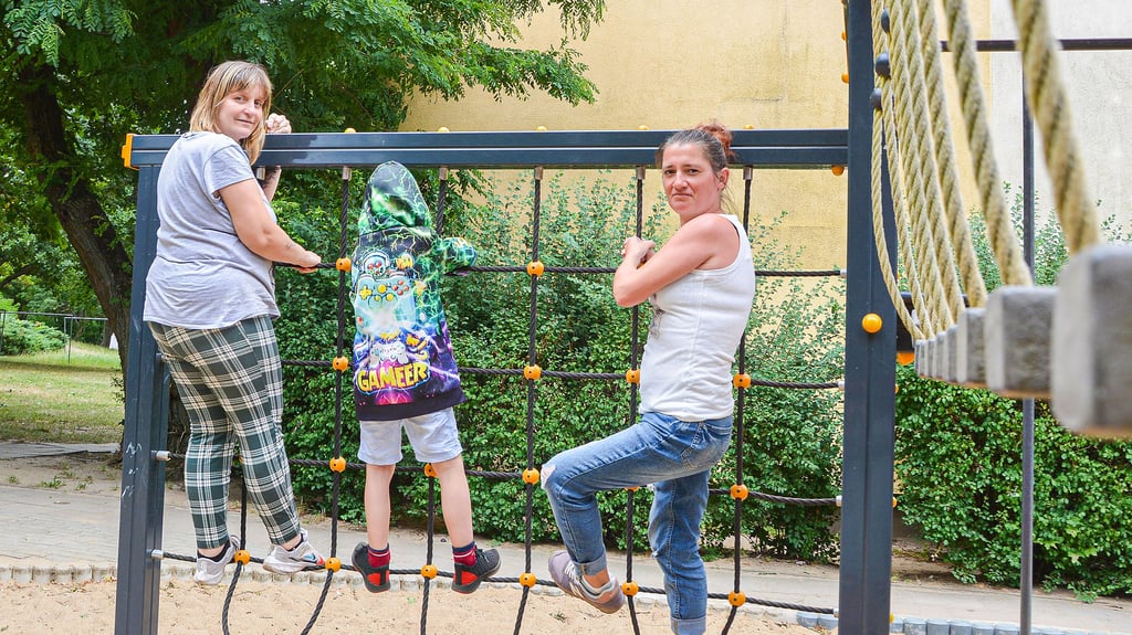 Mama Alexandra Döring (links) hofft endlich auf ein Ende der Ungewissheit für Fynn, damit ihm geholfen werden kann. Unterstützung erhält sie beim Kampf gegen den seltenen Tumor von Freundin Sabrina Kühne, die eine Spendenaktion für den Sechsjährigen ins Leben gerufen hat.