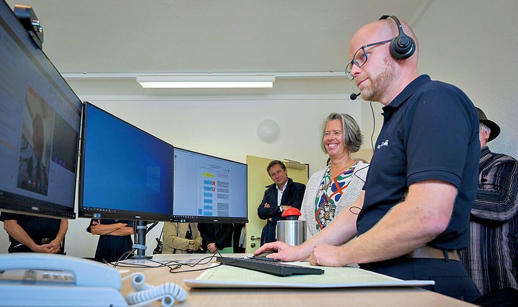 Hartmut Stefani, einer der Telenotärzte, erklärt Innenministerin Tamara Zieschang die Arbeitsabläufe.