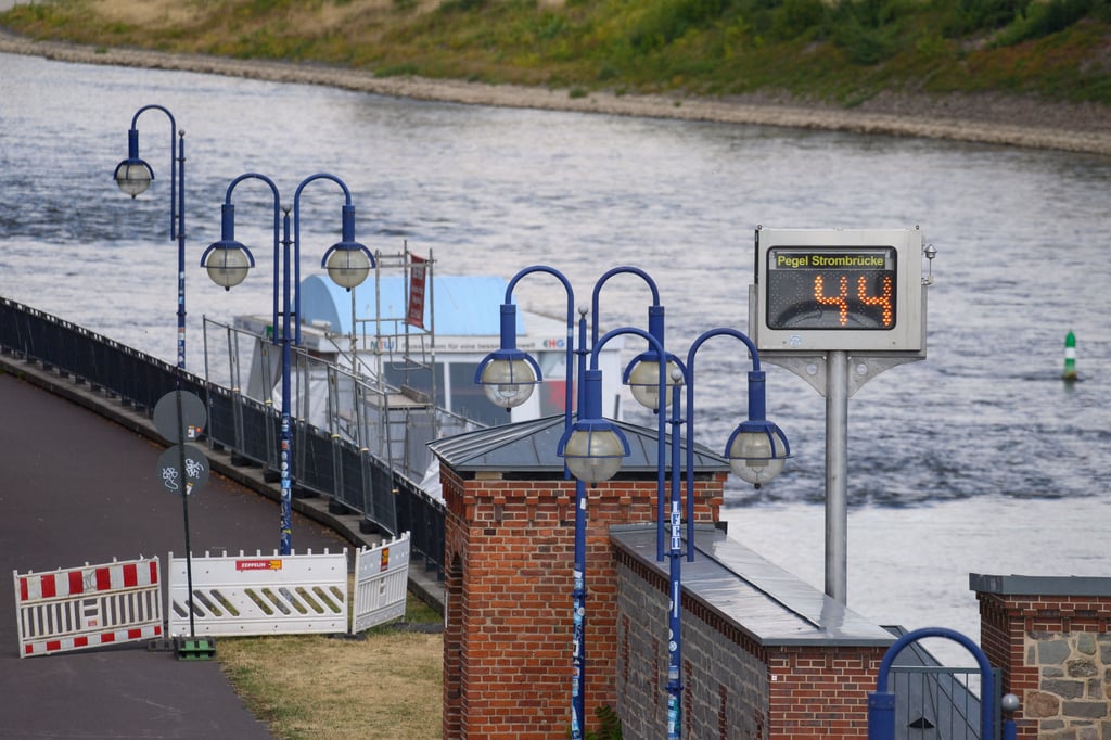 Der Pegel Strombrücke an der Elbe zeigt 44 Zentimeter. An der Elbe ist Ende vergangener Woche ich ein historisches Niedrigwasser gemessen worden. Wie die Bundesanstalt für Gewässerkunde mitteilte, fiel der Wasserstand am Pegel der Strombrücke auf 44 Zentimeter. Der bisherige Tiefststand liegt nach Angaben des Wasserstraßen- und Schifffahrtsamt Elbe (WSA) bei 45 Zentimetern aus dem Sommer 2019.
