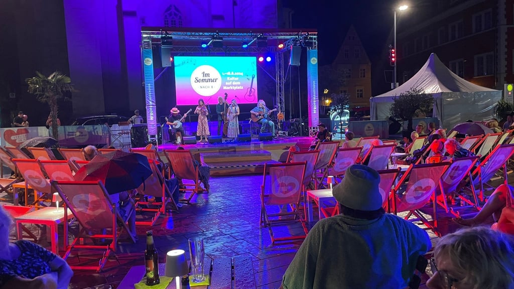 Sommerlounge-Feeling  auf Halles Markt: Auch ein paar Regentropfen konnten im vergangenen Jahr die Stimmung bei „Sommer nach 8“ nicht trüben. 