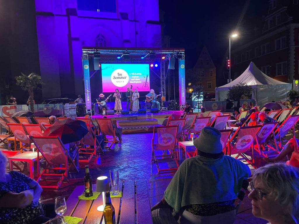 Sommerlounge-Feeling auf Halles Markt: Auch ein paar Regentropfen konnten im vergangenen Jahr die Stimmung bei „Sommer nach 8“ nicht trüben.