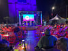 Sommerlounge-Feeling  auf Halles Markt: Auch ein paar Regentropfen konnten im vergangenen Jahr die Stimmung bei „Sommer nach 8“ nicht trüben. 