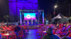 Sommerlounge-Feeling  auf Halles Markt: Auch ein paar Regentropfen konnten im vergangenen Jahr die Stimmung bei „Sommer nach 8“ nicht trüben. 