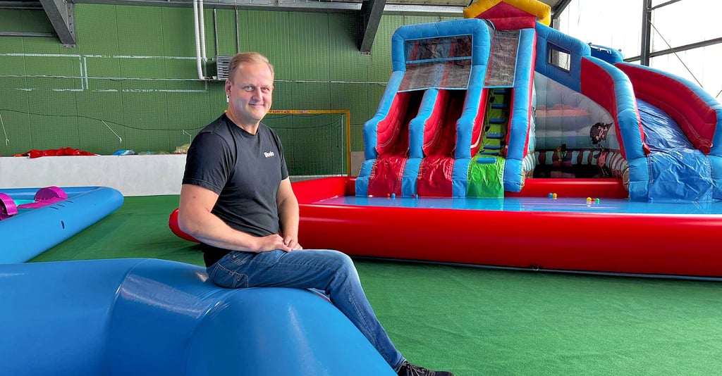 Die Outdoor-Wasserrutschen fallen in diesem Jahr weg. Als kleine Alternative hat Betreiber Bodo Leonhardt etwas Wasserspaß in die Halle geholt.