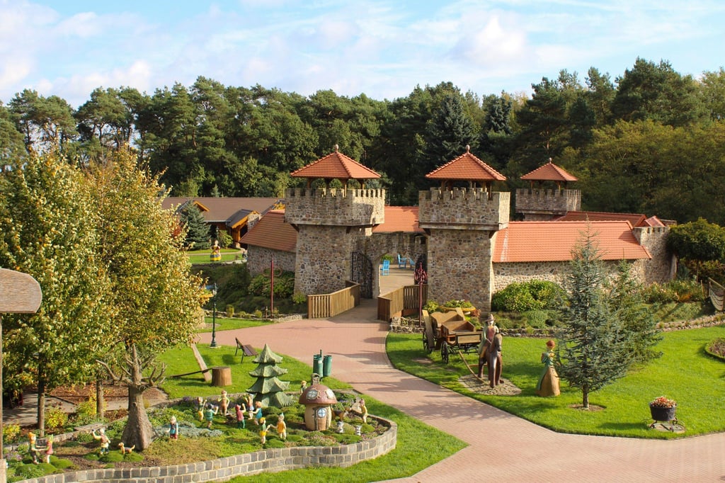 Der Park lockt mit liebevoll gestalteten Figuren aus bekannten Märchen.