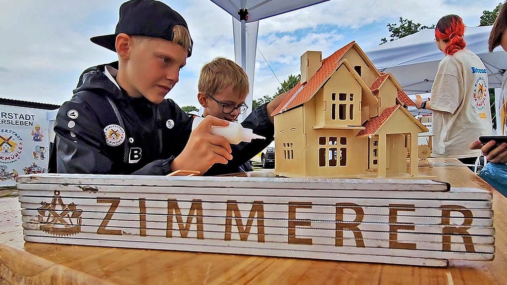 Die Häuser, die aus Bausätzen in der Zimmerei entstehen, können später im Kaufhaus erworben werden.