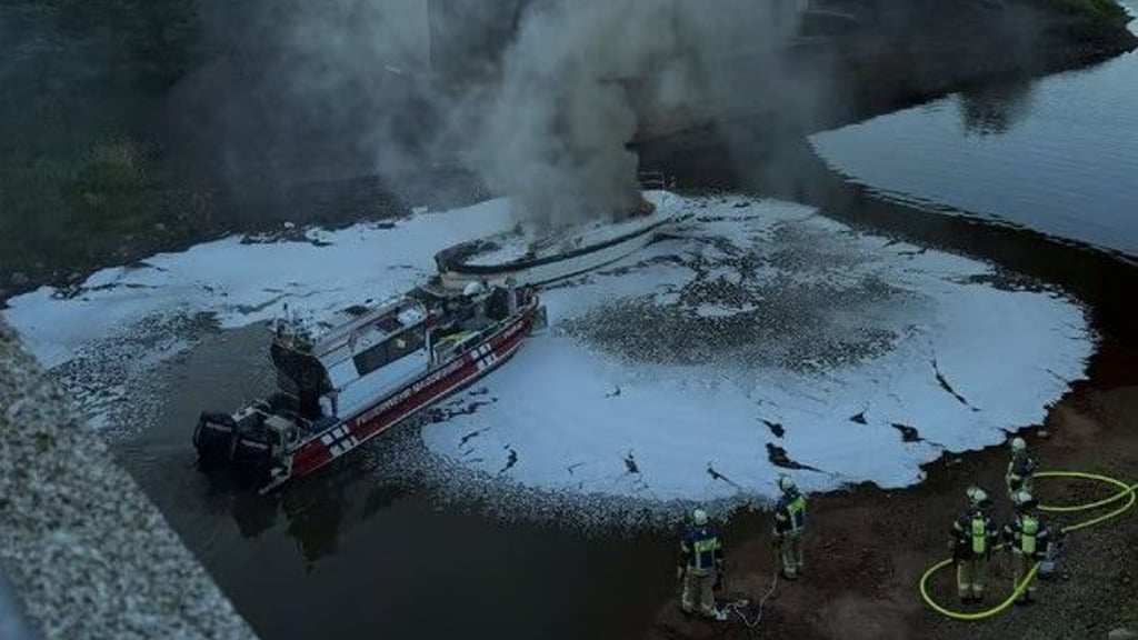 Einsatzkräfte der Feuerwehr löschten in Magdeburg den Brand eines Bootes auf der Elbe innerhalb von etwa einer Stunde.