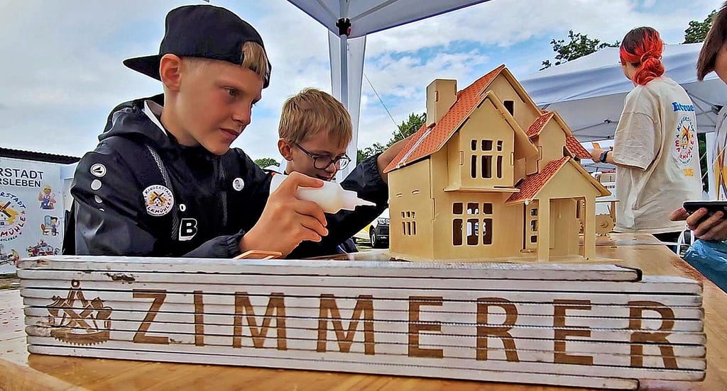 Die Häuser, die aus Bausätzen in der Zimmerei entstehen, können später im Kaufhaus erworben werden.