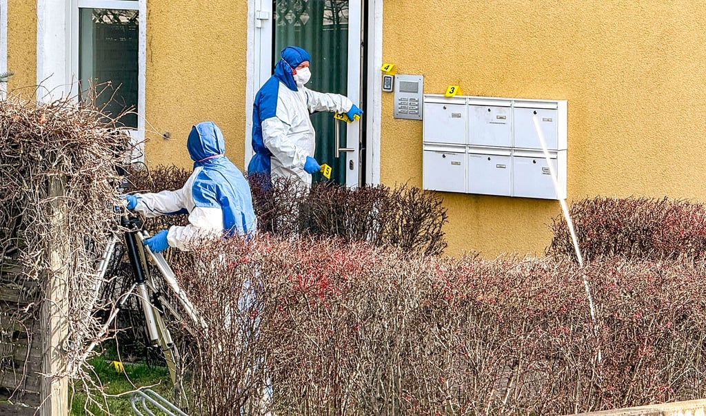 Kriminaltechniker der Polizei sichern an dem Mehrfamilienhaus in Schönebeck Spuren.