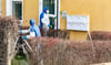 Kriminaltechniker der Polizei sichern an dem Mehrfamilienhaus in Schönebeck Spuren.