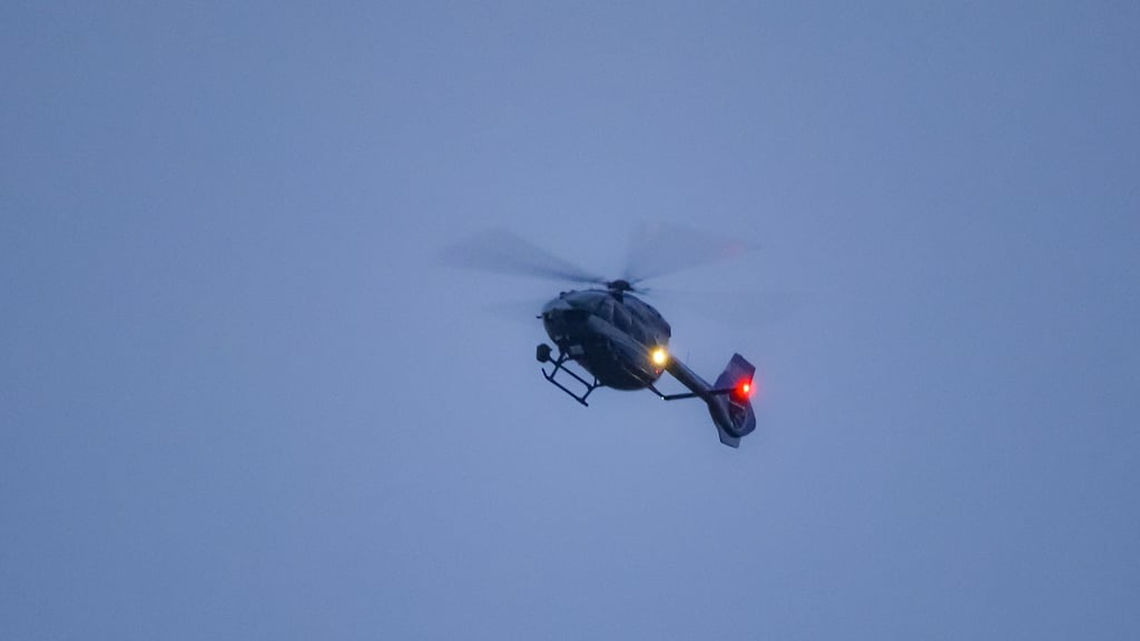 Die Polizei sucht mit einem Hubschrauber nach den flüchtigen Tätern.