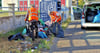 Mitarbeiter des Ordnungsamts der Stadt Staßfurt beim Sondereinsatz Aufräumen am Altkleidercontainer-Stellplatz an der alten Feuerwache.