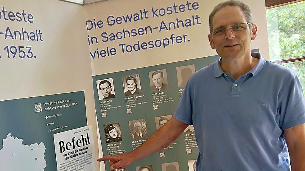 Christian Kühnel vom Förderverein Genthiner Stadtgeschichte in der Ausstellung zum 17. Juni 1953.