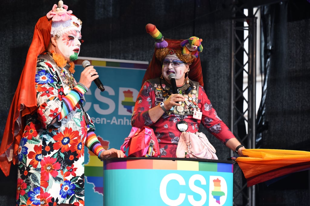 Zwei „Schwestern der perpetuellen Indulgenz“ sprechen auf der Bühne beim CSD in Köthen.