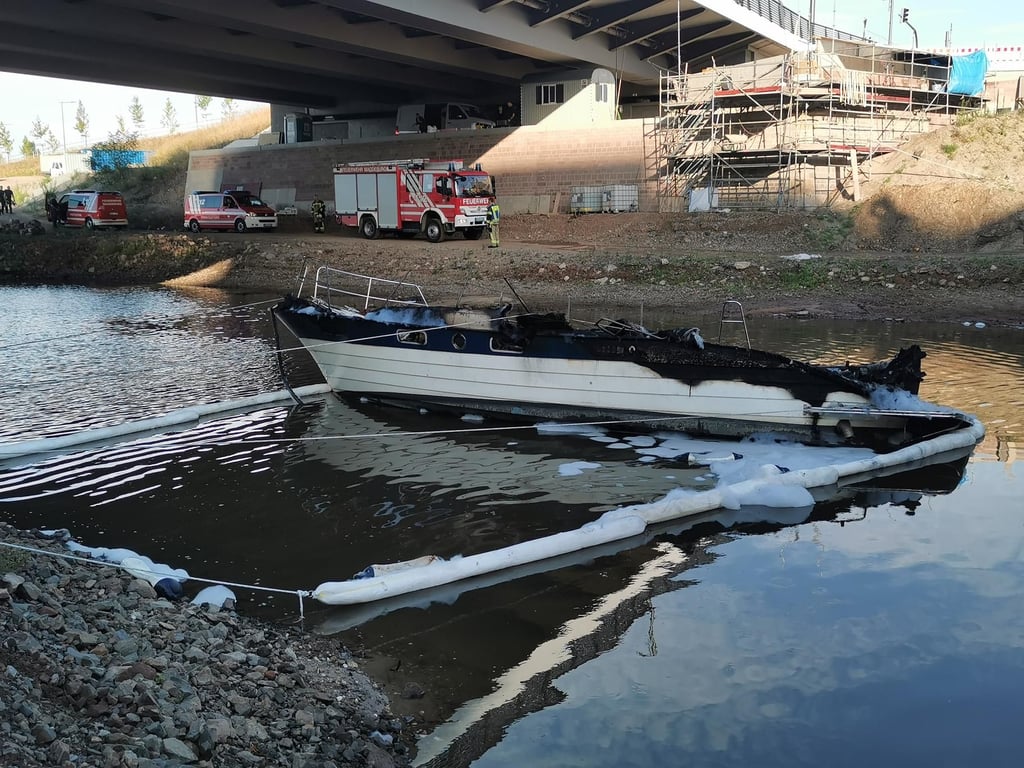 Die Überreste des abgebrannten Schiffs in Magdeburg können derzeit nicht abgeschleppt werden.