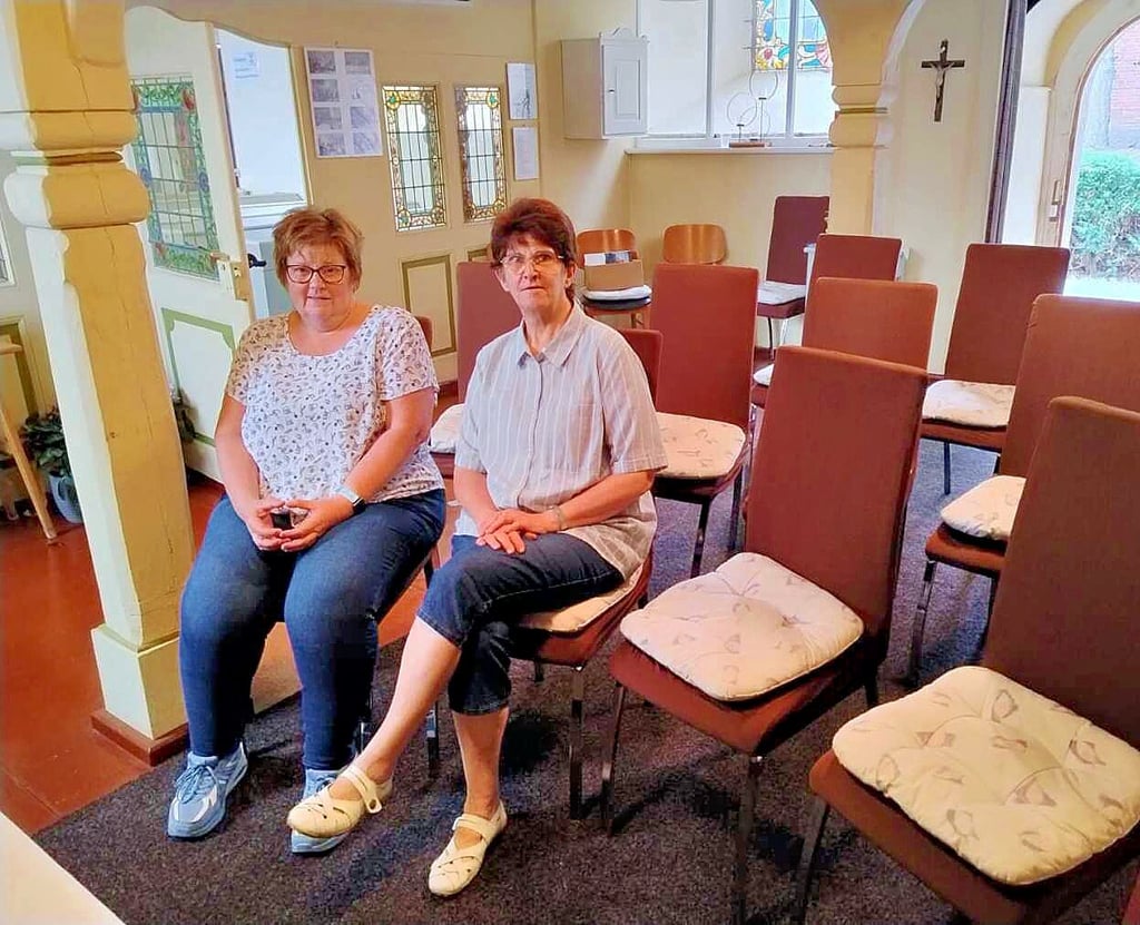 Anke Pogrzeba (links) und Ruth Damerow freuen sich über die neuen Stühle, die der Gemeinde kostenlos zur Verfügung gestellt wurden.