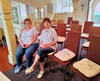 Anke Pogrzeba (links) und Ruth Damerow freuen sich über die neuen Stühle, die der Gemeinde kostenlos zur Verfügung gestellt wurden. 